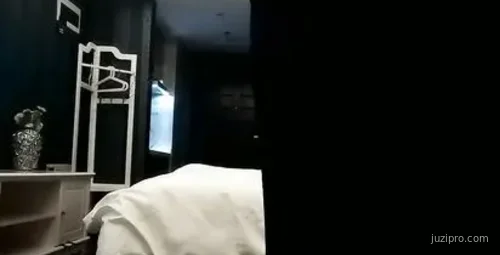 探花酒店约见网红脸萝莉美女多姿势拍摄