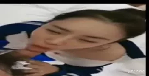 内地校服女性从床到洗手间的故事