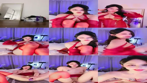 极品网红美女奶油草莓！浓妆性感妖艳！一身红装红丝袜，振动棒抽插无毛骚穴，快速猛捅好骚-截图2
