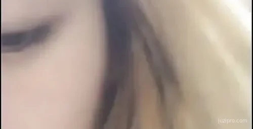 黑框眼镜美女主播直播互动