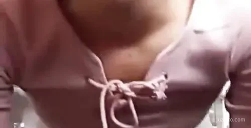 聪明美女主播商场开直播边赚钱