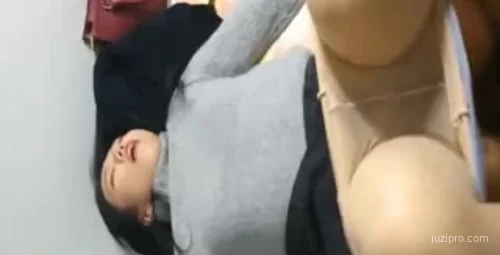 情侣躲避疫情在家热恋 高清720P版