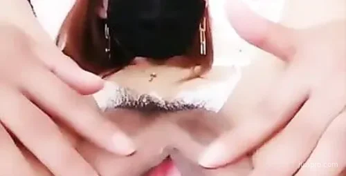 黑丝少妇特写展示，声音诱人惹人注目