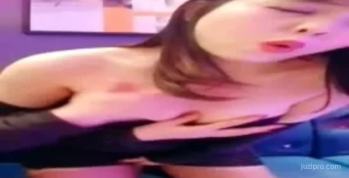 连衣裙美女在KTV包厢丝袜被撕破