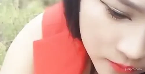 美女主播莎莎与帅哥户外互动