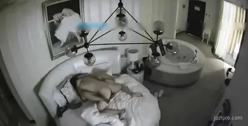 气质佳长发美女套房约会四眼男