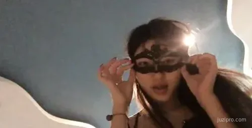 家境不错的男子餐厅搭讪玩手机的妹子