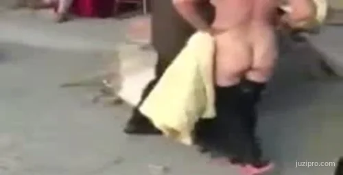 老夫妻趣事：街头追逐引邻里围观