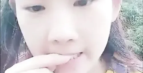 18岁高中女生公园直播用水果互动