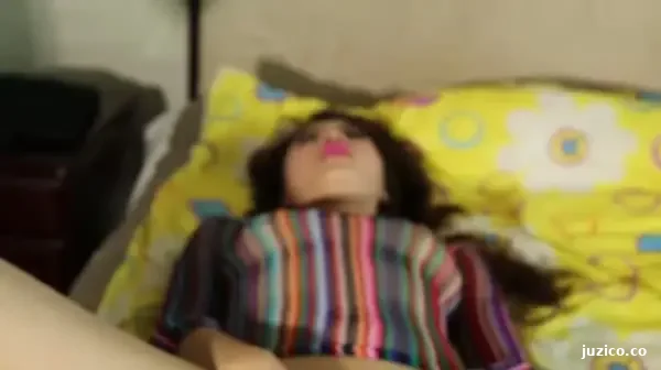 样子很淫骚的野摸掰穴让摄影师近距离特写拍照貌似很多白带