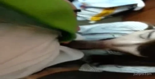 女同事在公司杂物间帮我捡拾物品