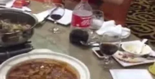 餐馆喷奶少妇展现母爱