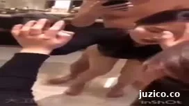 长腿妹子在镜子面前站着被后入 都快站不稳了