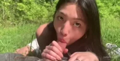 留学女生李安娜野外演奏乐器 亲近自然