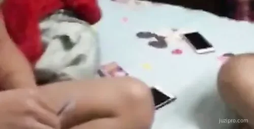 网红小美眉与好友斗地主趣事