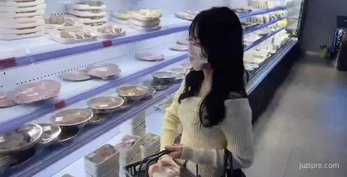 有这样的女友在身边你还能专心工作吗