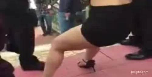 女子闹市区行为失控，警方无奈劝阻