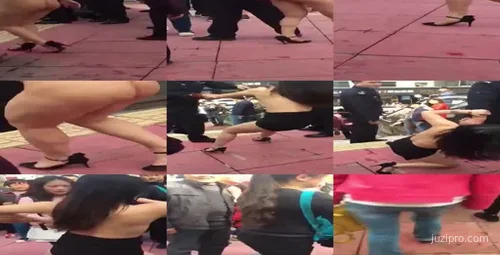 女子闹市区行为失控，警方无奈劝阻-截图2