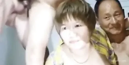 两位长者与三女子家庭生活展示