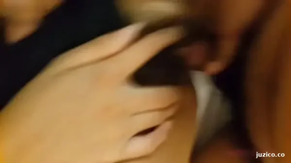 可爱虎牙美女自摸阴蒂找感觉，湿润之后摄影师持屌进入