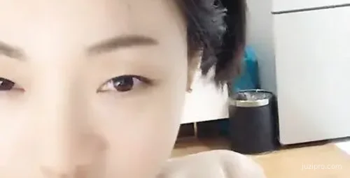 酒店内女子私密秀，卫生间内细节全曝光