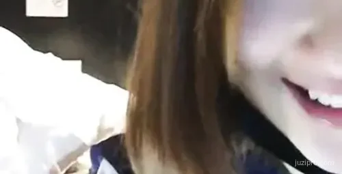 清纯主播表演钢管舞展示魅力