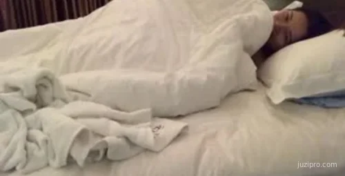 女友美女闺蜜酒吧兼职约酒店