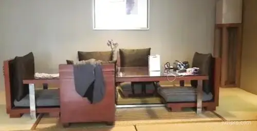 榻榻米争斗：灰丝高跟学院派美女