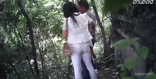 外地打工大哥与白衣大姐树林约会