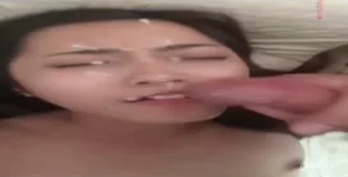 台湾女性与男友甜蜜互动秀幸福