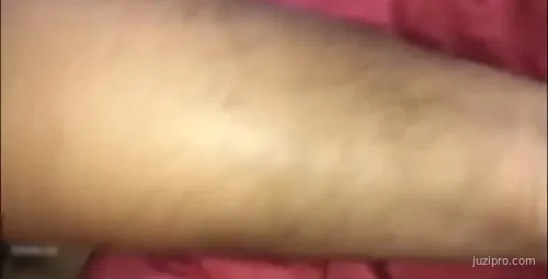 黑丝美女家中自拍按摩