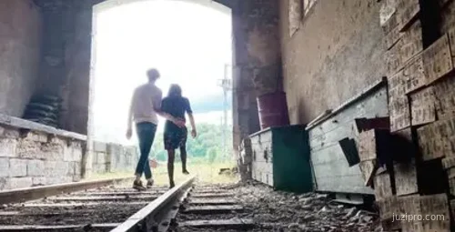 中法情侣火车站高风险亲密体验