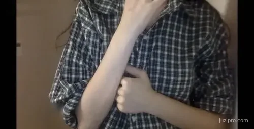 美女家中自拍诱惑第三部