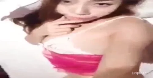 女子不仅身材出众，面容也极具魅力