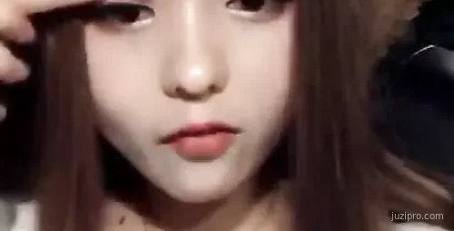 四川美女大学生暑假开车时尚出行