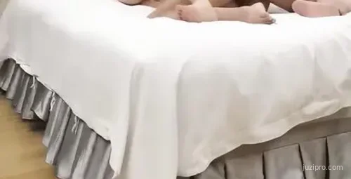 泰然纯美邂逅，眼镜男愉悦交流体验