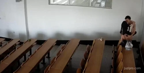 震惊！黑龙江某大学教室情侣行为不雅