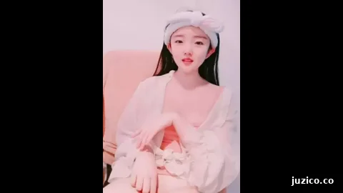 甜美呆萌美少女！没穿内裤一线天肥穴！手指抽插扣弄，手法非常熟练，呻吟嗲嗲好听