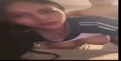 男子沙发后入女性，并让其抬高身体