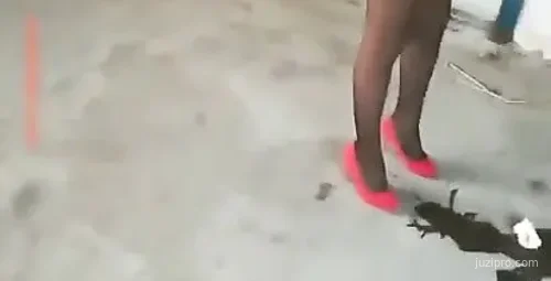 网红演绎美少妇误入工地趣事